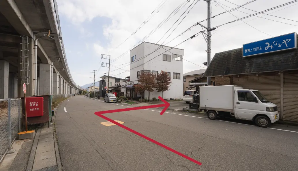 中央自動車道路沿いの道沿いの写真