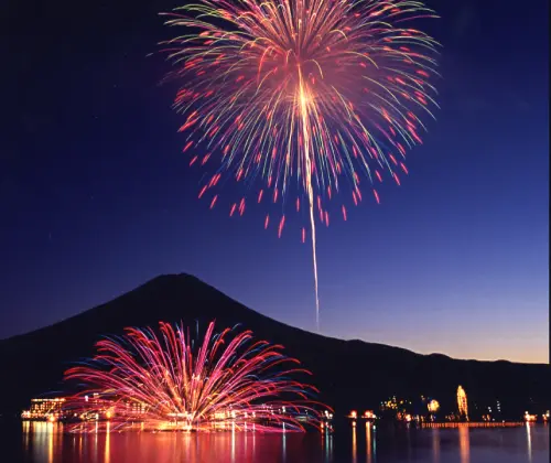 河口湖冬花火